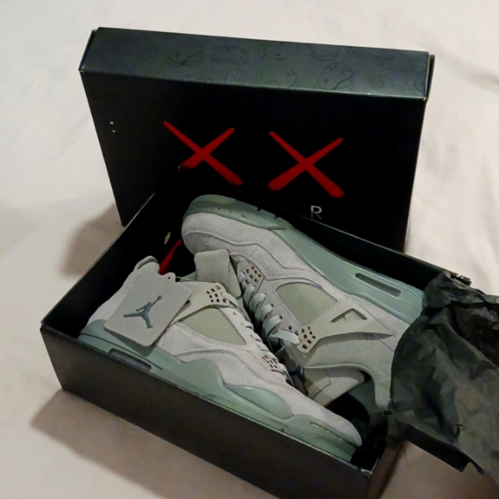 NIKE AIR JORDAN 4 RETRO cool GRAY Kaws X
